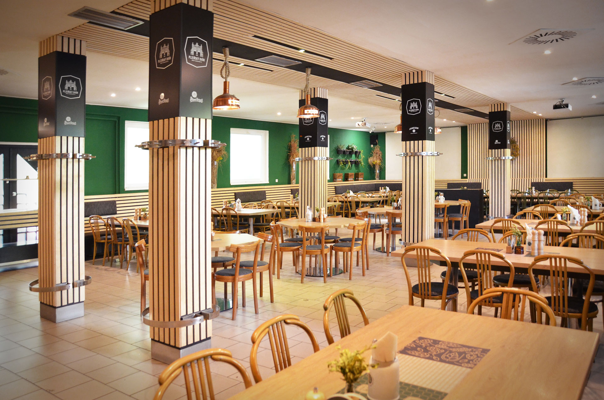 Plzeňský dvůr interiér restaurace 01